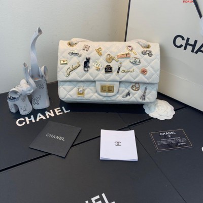 新款现货1112徽章独家实拍Chanel 香奈儿女包a货和正品的区别 精仿香...