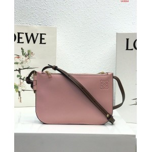 Loewe最新系列小方包现货出售颜色 高仿罗意威包包和官网正品包包有什么区别...