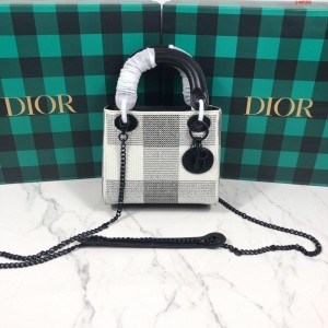 Dior迪奥三格戴妃包表面是人工绣上去 高仿迪奥包包哪里可以买 精仿迪奥女包...