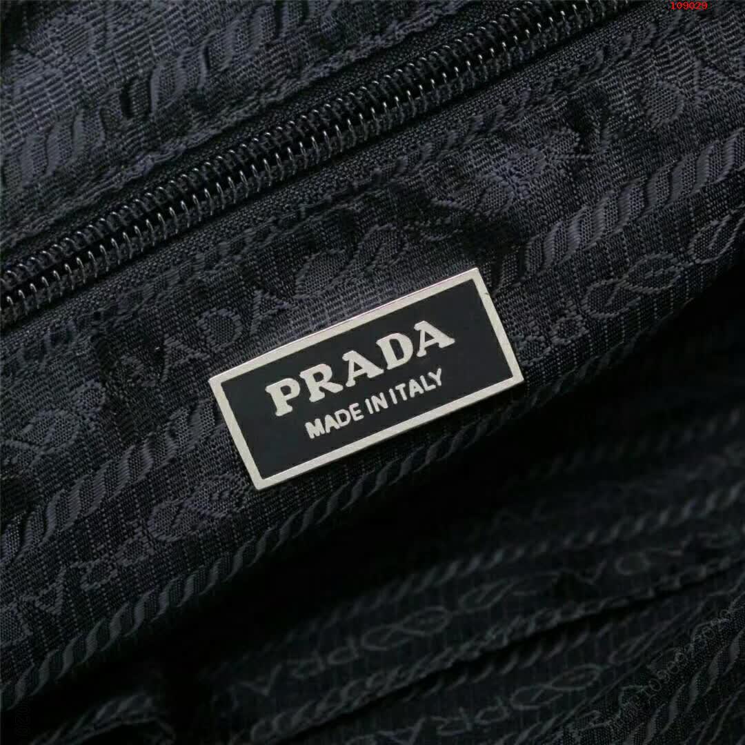《PRADA》=P家男款手提公文包8940款 高仿普拉达包包 精仿普拉达男包 原版普拉达男包 A货普拉达男包 原单普拉达男包 