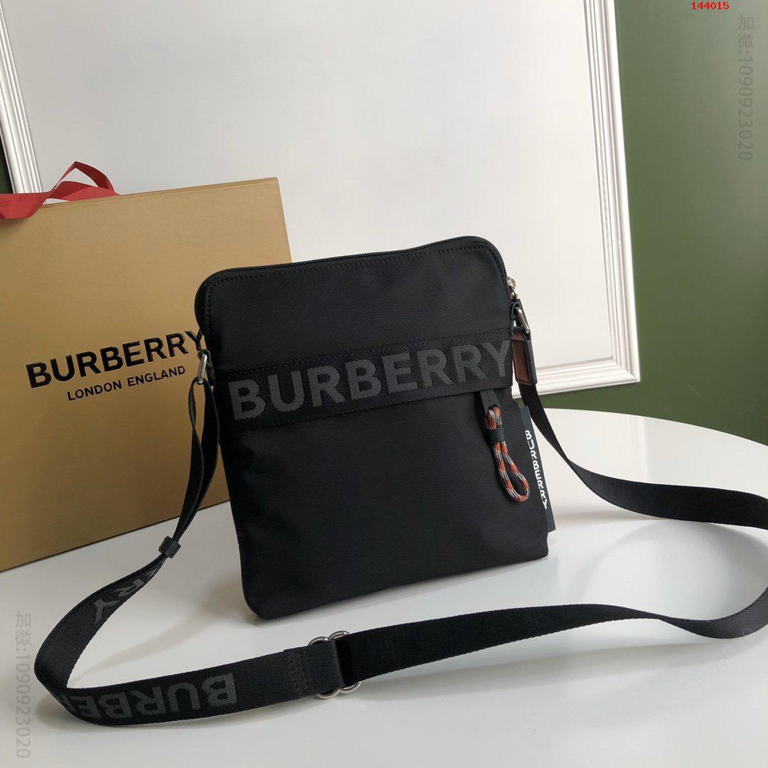 原单巴宝莉男包 巴宝莉男包Burberry精巧的斜背包搭配考究皮革边饰装饰提花精纺的品牌字原单巴宝莉男包质量怎么样 144015