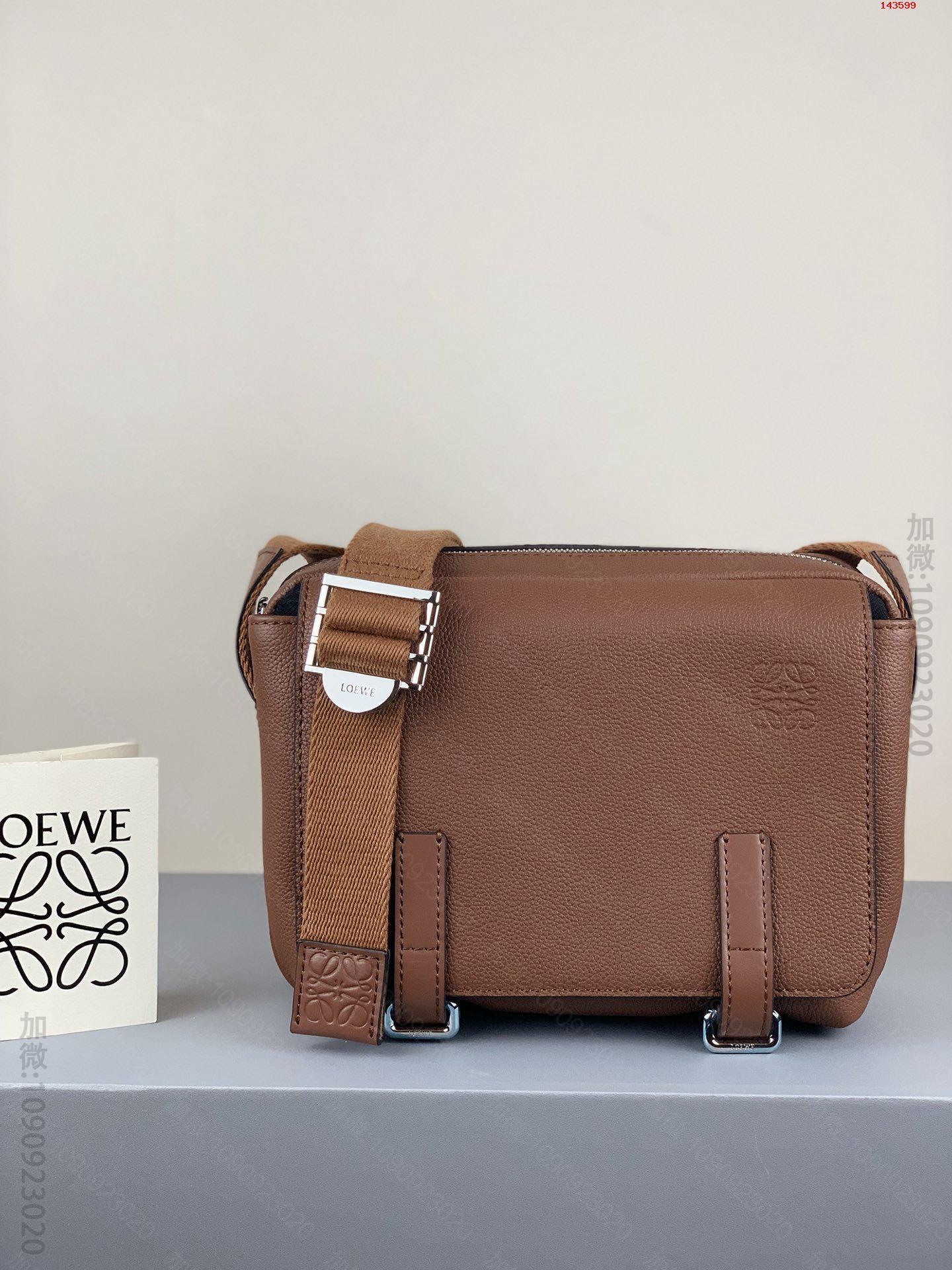 Loewe新款XS邮差包型号A72:尺寸2318