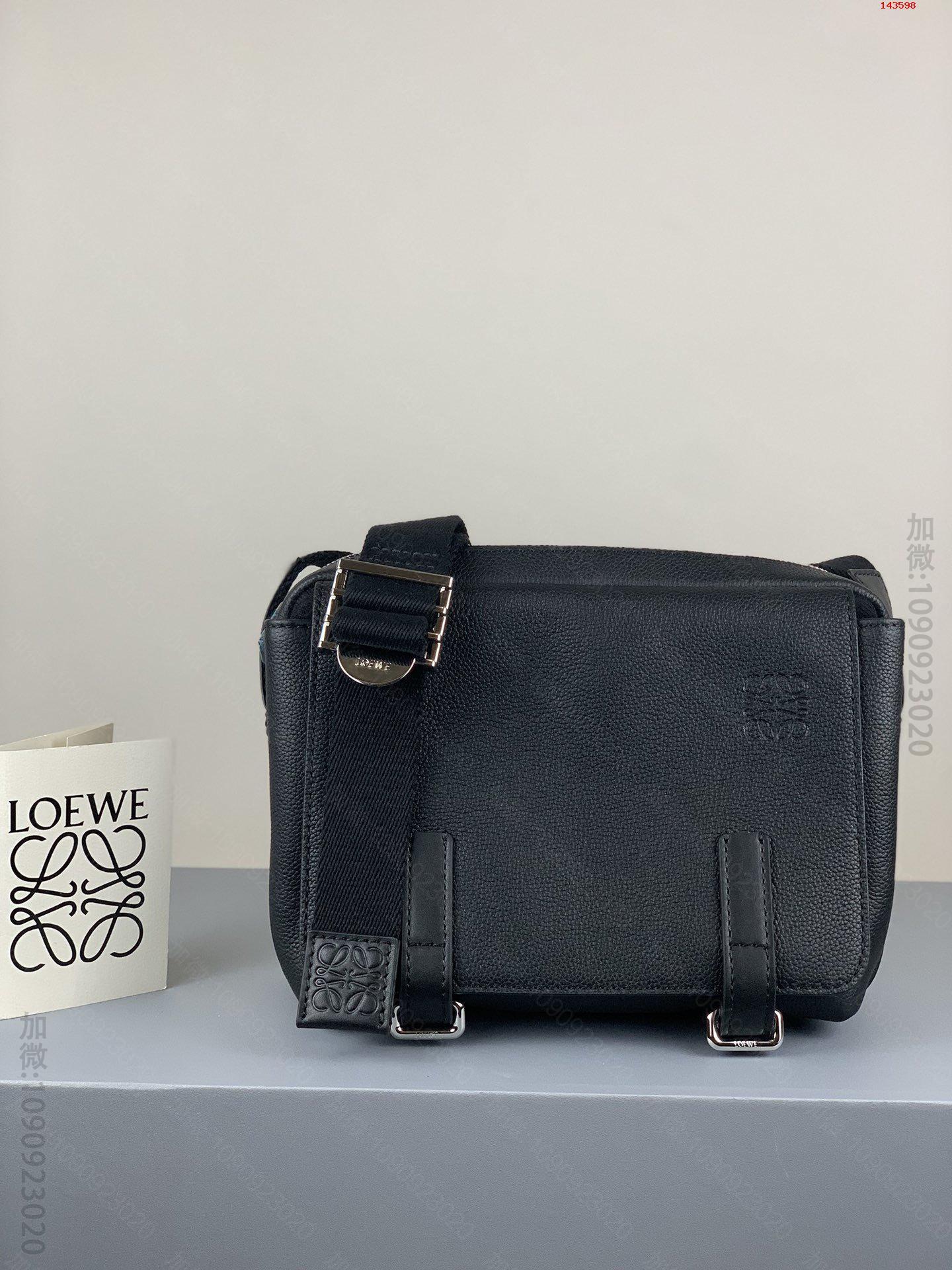 Loewe新款XS邮差包型号A72:尺寸2318