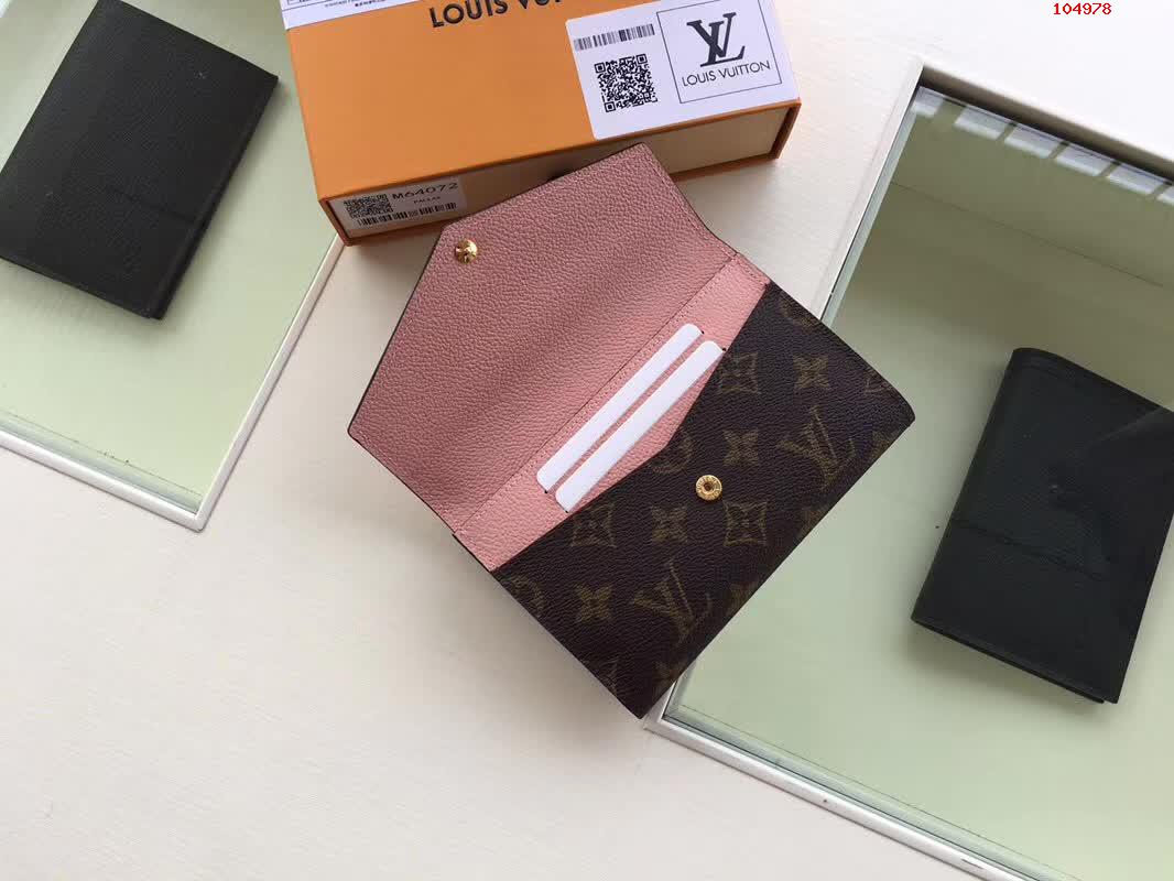 顶级原单粉色外形时尚的 高仿路易威登LV手抓包 精仿LV手包 原版LV钱包和正品的区别 A货LV钱包 原单经典款LV钱包 M64072