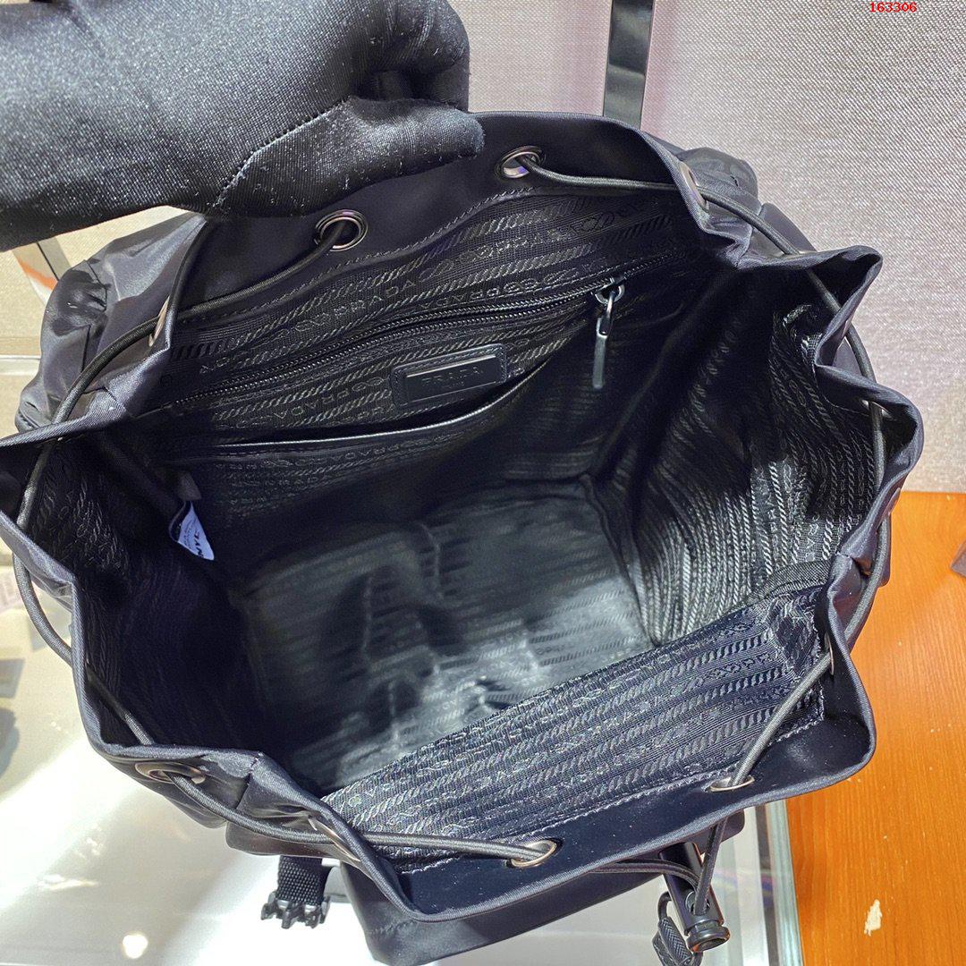 环保系列这款背包采用创新性再生尼 哪里有卖高仿普拉达背包 精仿普拉达双肩包 原版普拉达双肩包 A货普拉达双肩包 原单普拉达双肩包 2VZ135