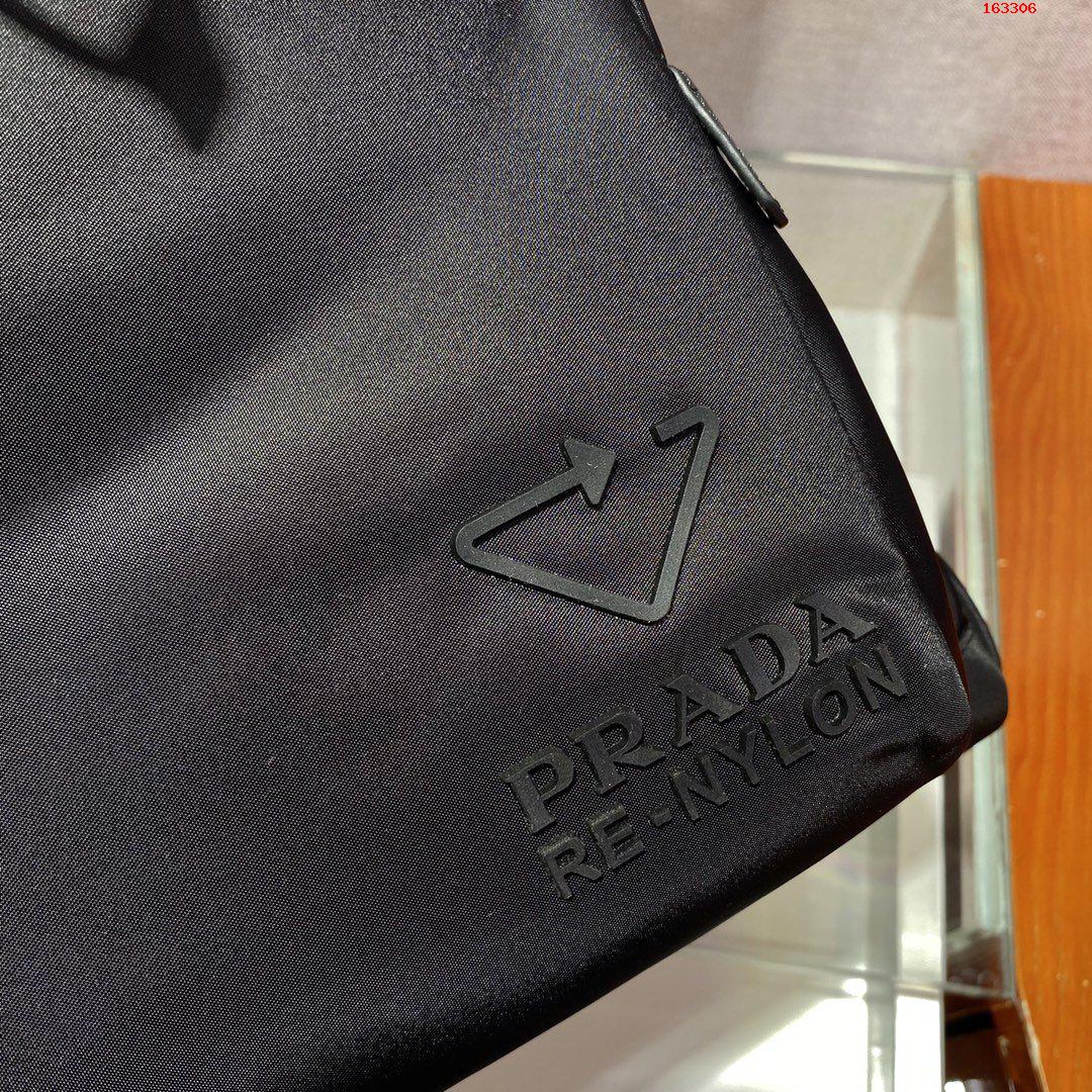 环保系列这款背包采用创新性再生尼 哪里有卖高仿普拉达背包 精仿普拉达双肩包 原版普拉达双肩包 A货普拉达双肩包 原单普拉达双肩包 2VZ135