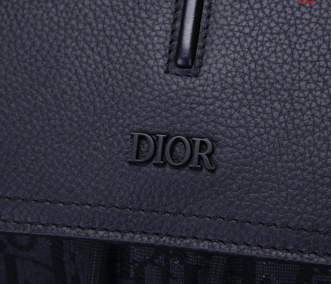 专柜正品有售顶级原单质量保修三年Dior 哪里有卖高仿迪奥背包 精仿迪奥双肩包 原版迪奥双肩包 A货迪奥双肩包 原单迪奥双肩包 MOBA062YPN