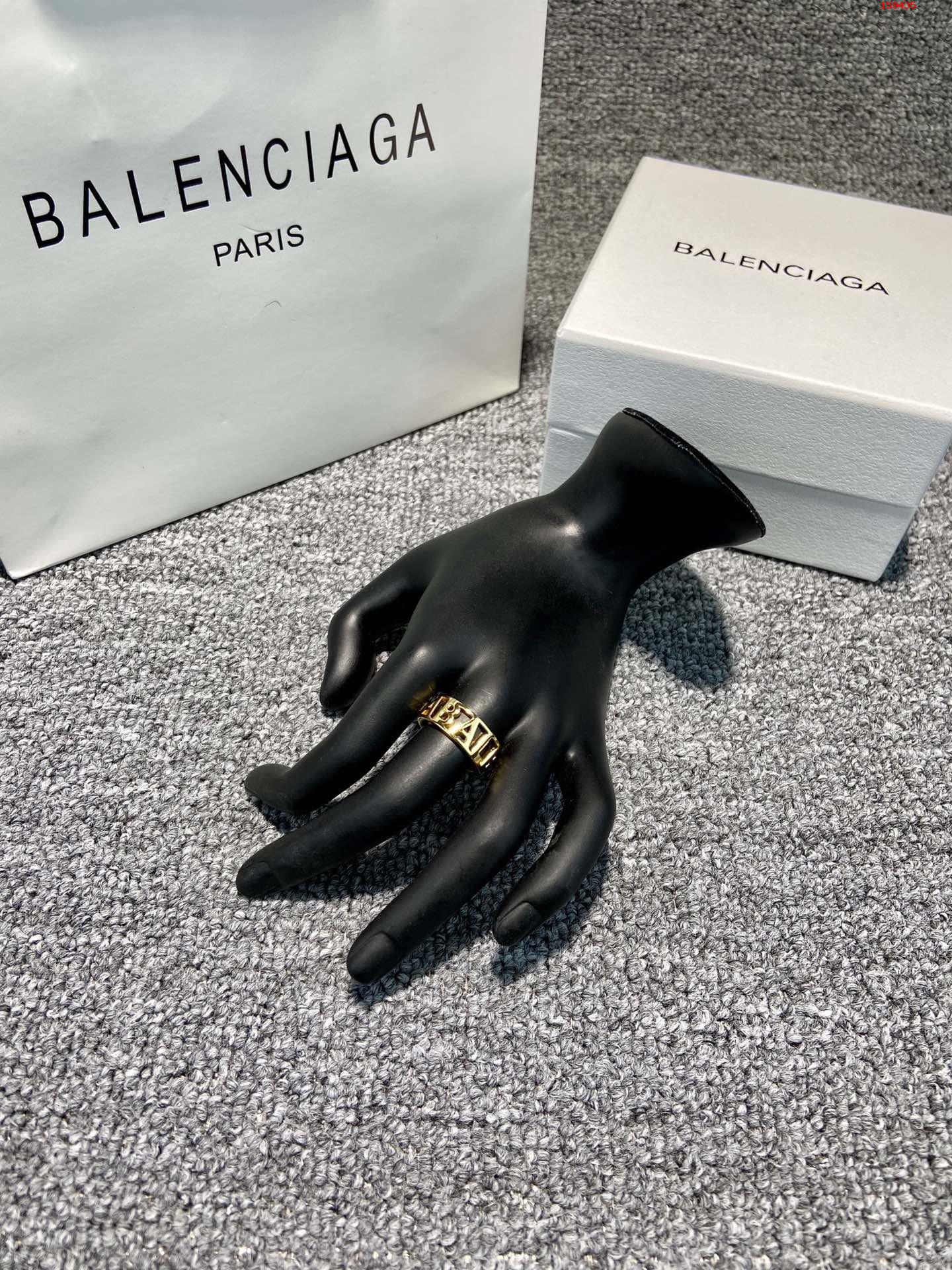 巴黎世家Balenciaga字母戒指 高仿名牌戒指 精仿名牌戒指 原版名牌戒指 A货名牌戒指 原单名牌戒指 