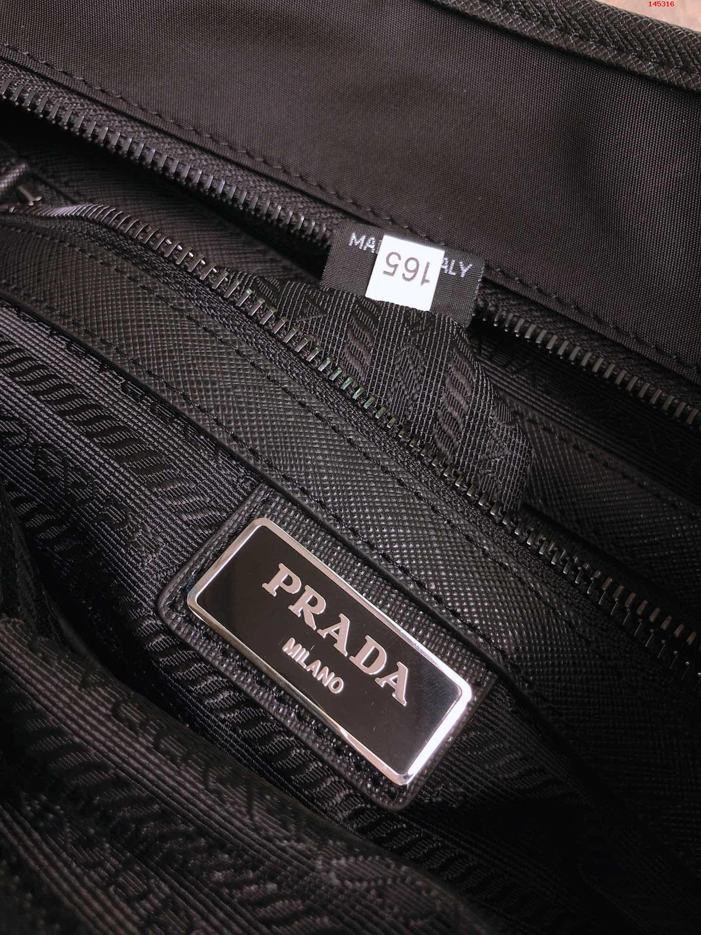 独家首发新款2VH953到货采用进口尼龙布 高仿品牌包包 精仿名牌男包 