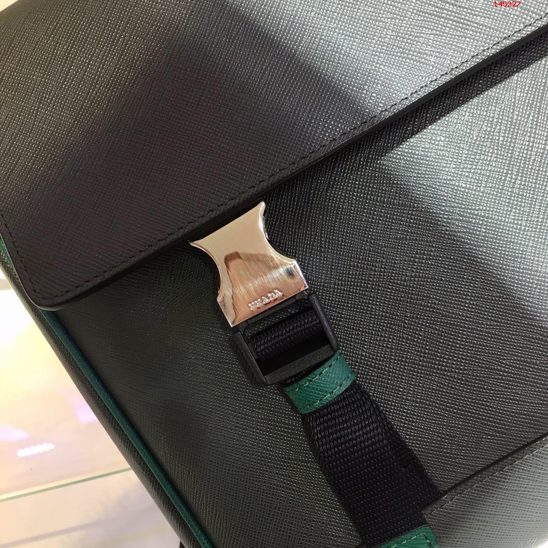 最新男士斜跨包2VD018采用进口Saff 高仿品牌包包 精仿名牌男包 