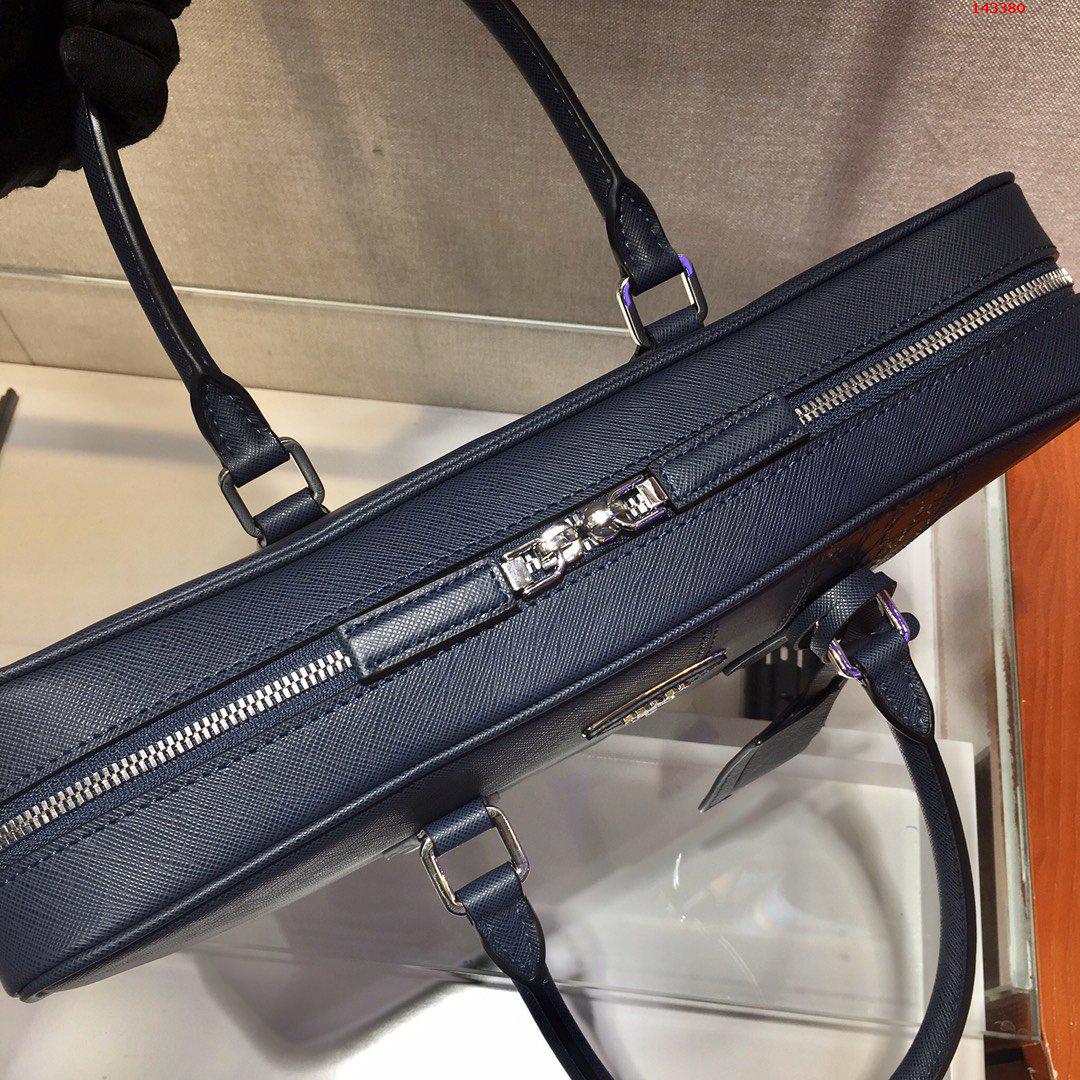 独家首发2VE011D采用进口Saffia 高仿品牌包包 精仿名牌男包 