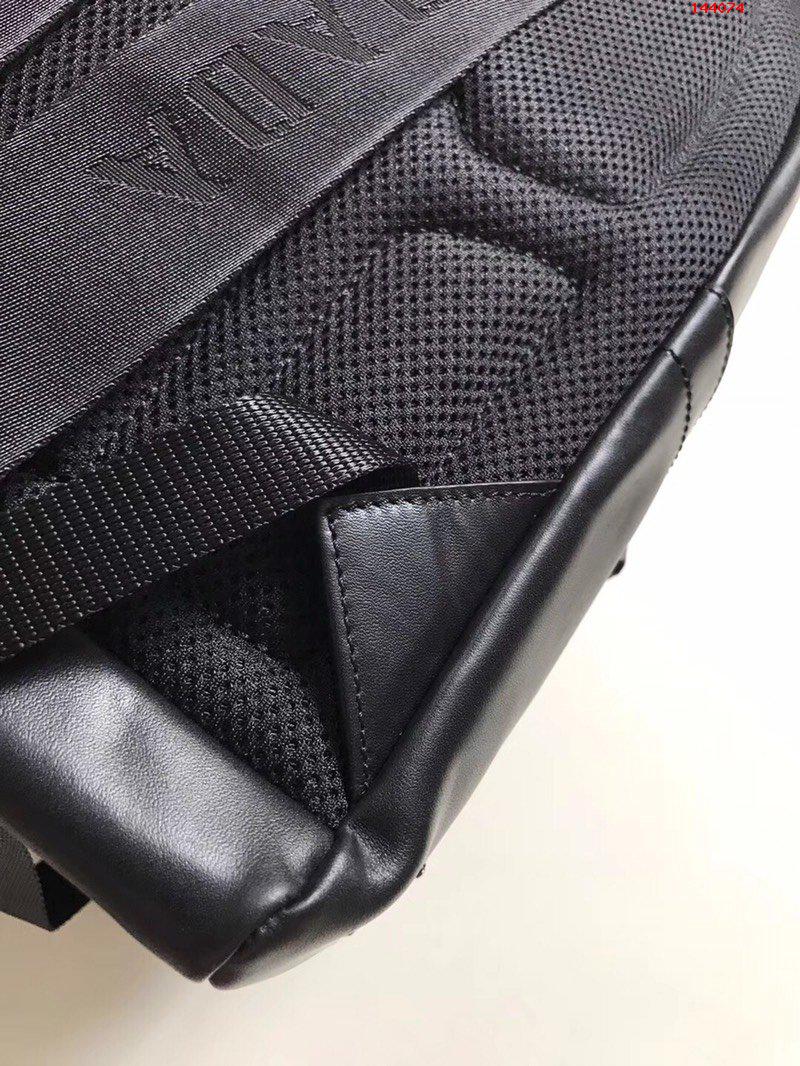 最新款的双肩背包2VE066小牛皮采用 高仿品牌背包/双肩包 