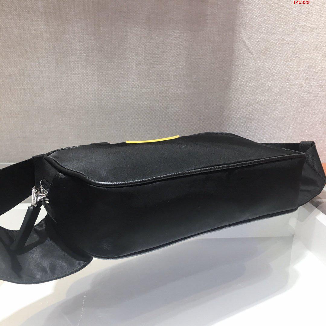 经典新款2VL977黑三角黄唛采用进口尼 高仿品牌腰包/挎包 
