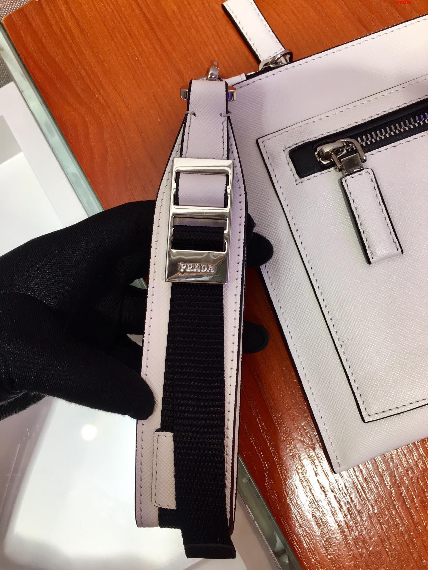 独家首发原单货2NH009手包采用进口Sa 高仿品牌手拿包/钱包 