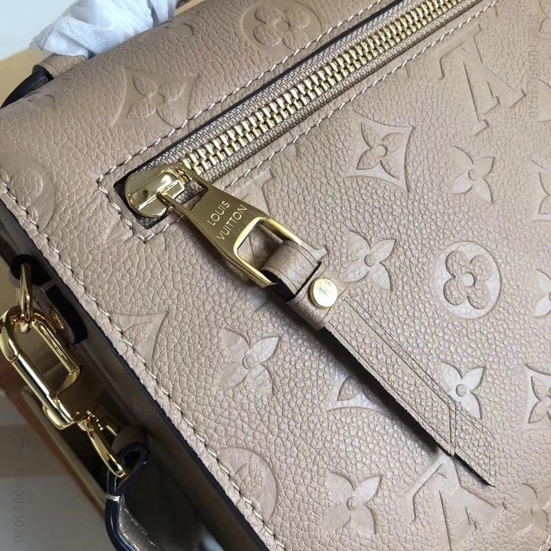 LV LV Pochette Metis 手袋 LV全皮压花女包 LV邮差包 LV空姐包 杏色 高仿路易威登包包 一比一原单LV女包 M44245