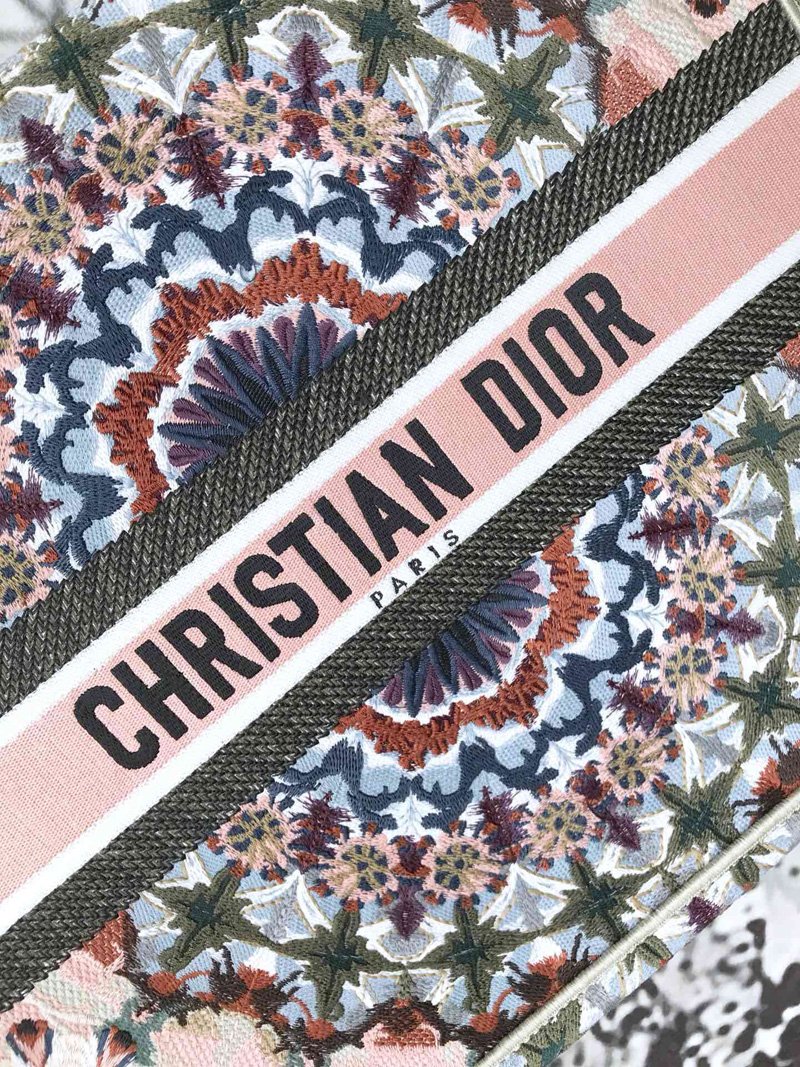 迪奥女包 Dior Book Tote系列刺绣帆布手提包 点缀彩色图案刺绣 原单迪奥 M1286ZRIO_M21E