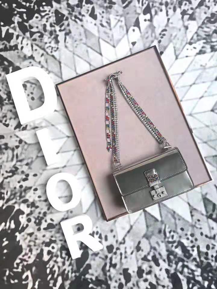 迪奥包包 Dior女包 复古彩钻金属扣 镜面小牛皮 迪奥手袋 彩钻链条肩包 银灰色 高仿迪奥女包 原单迪奥女包 5817