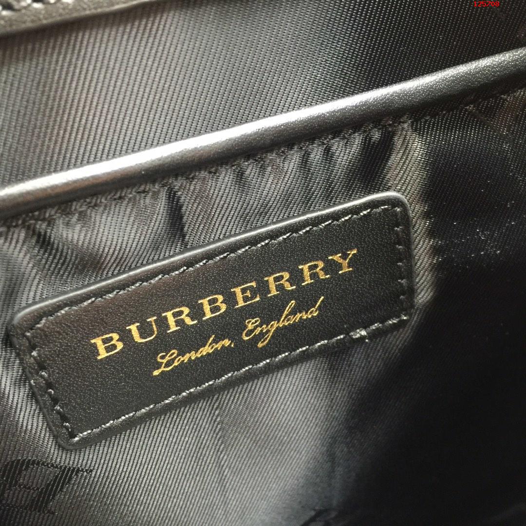 Burberry 巴宝莉专柜新款军旅背包 A货宝格丽女包 B9591