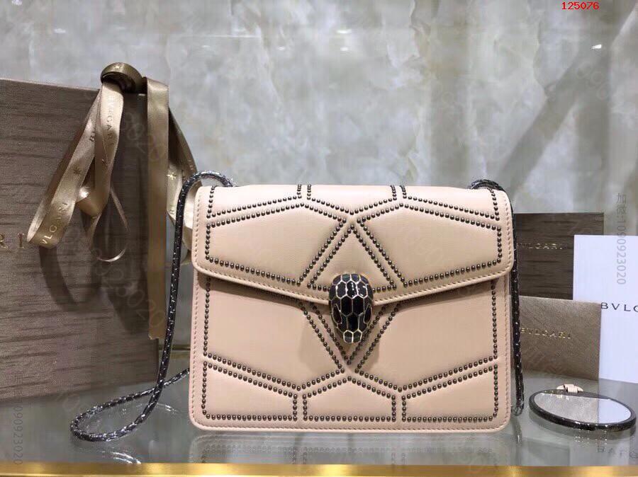【Bvlgari】宝格丽专柜新款衍缝网格刺绣图案小羊皮翻盖包