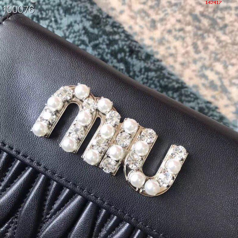 M家最新珍珠钻扣系列三折短夹 哪里有高仿缪缪包包卖 5ML225