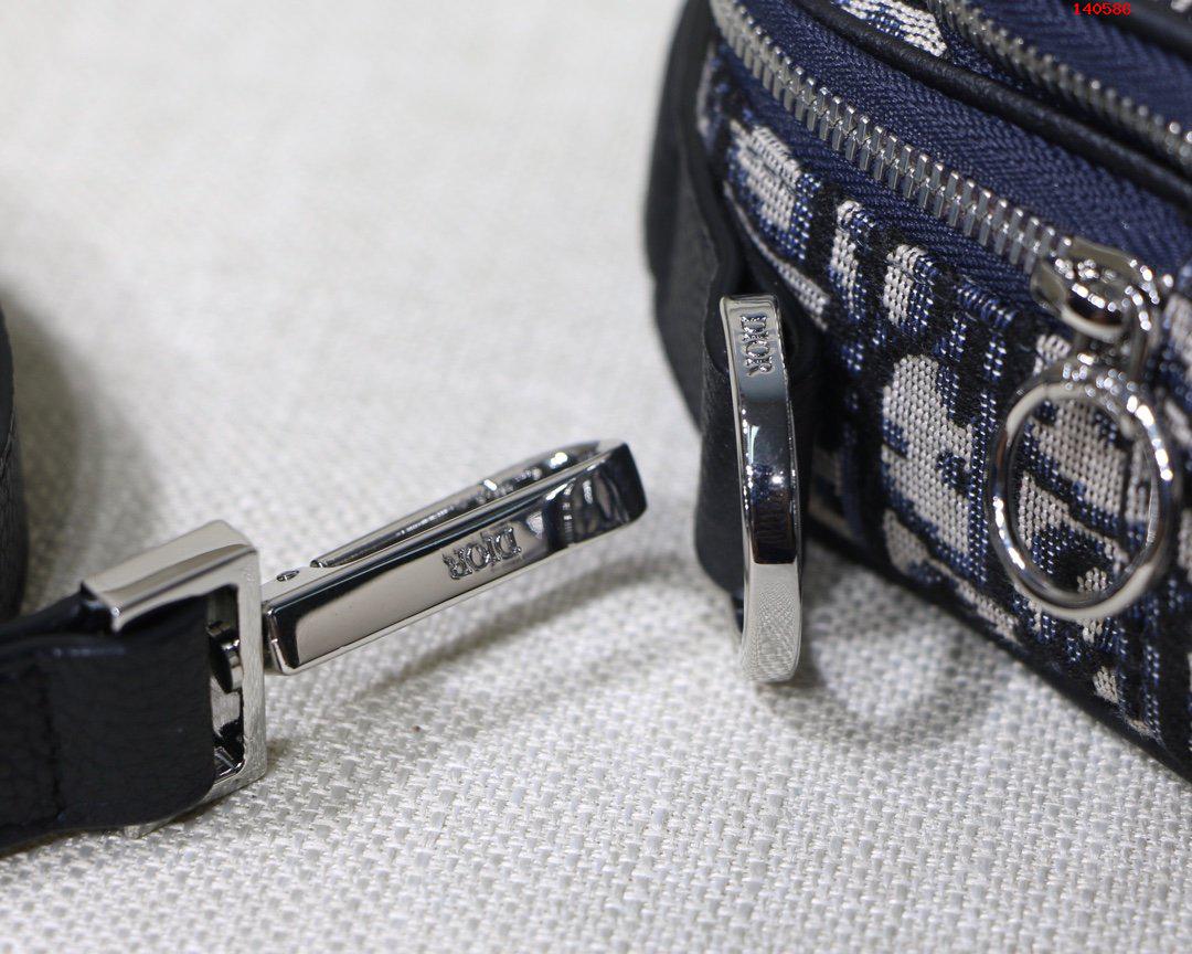 Oblique相机包最in的字母帆 高仿迪奥包包哪里可以买 精仿迪奥女包 原版迪奥女包 A货迪奥女包 原单迪奥包包 
