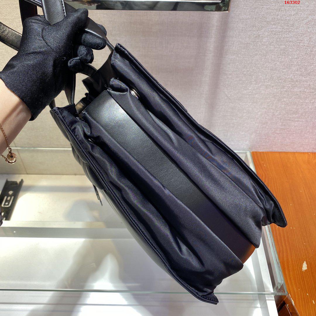 新款手提包这款手提包甄独特加衬尼龙打造并配 高仿普拉达女包 1BC318