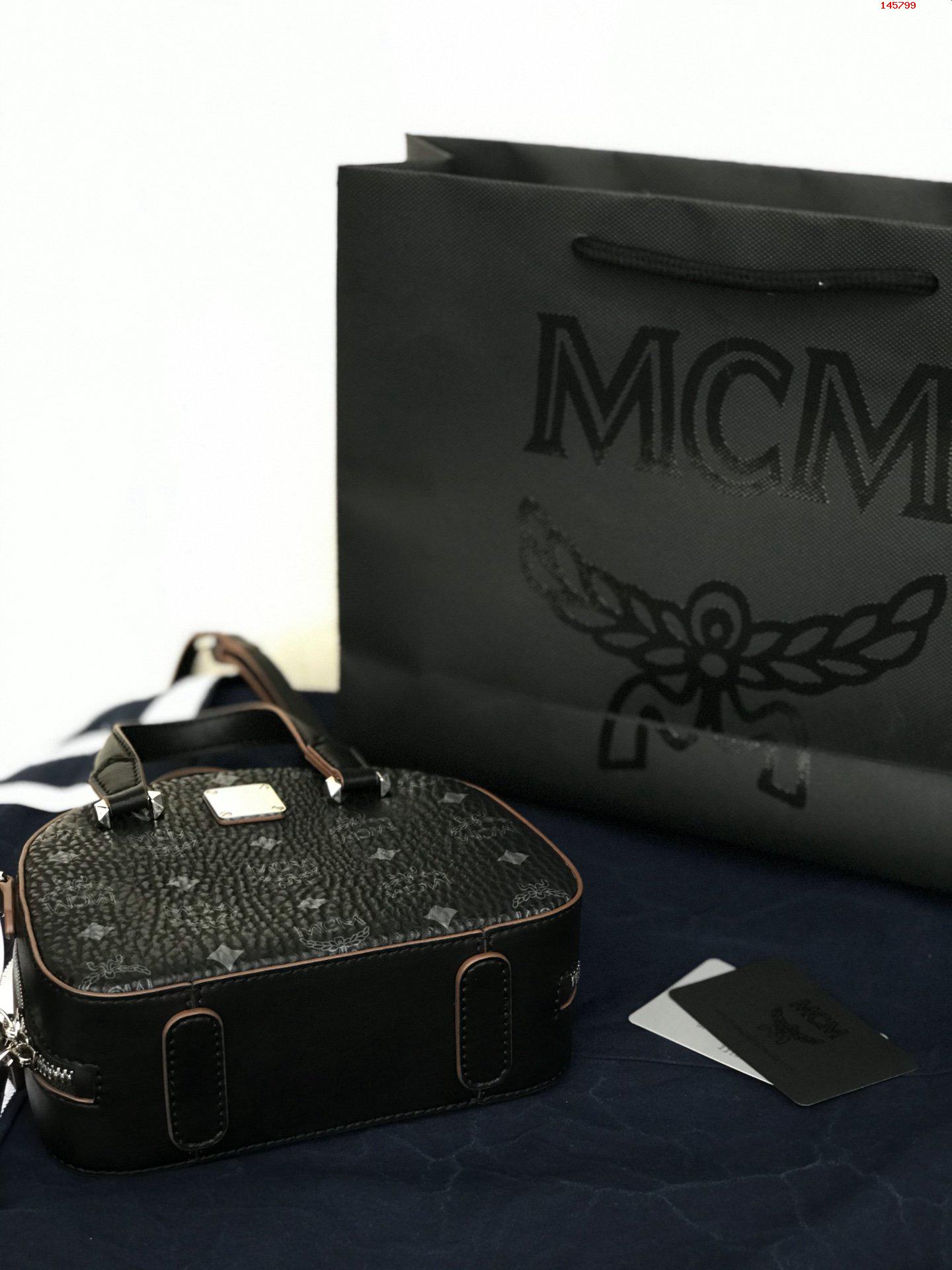 新款半月形手提包可以将其作为手提包使用 高仿MCM包包 精仿MCM女包 原版MCM女包 A货MCM女包 原单MCM女包 
