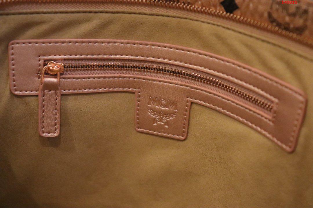 手拿袋是存放日常必需品的理想选择宽敞的内部 高仿MCM包包 精仿MCM女包 原版MCM女包 A货MCM女包 原单MCM女包 