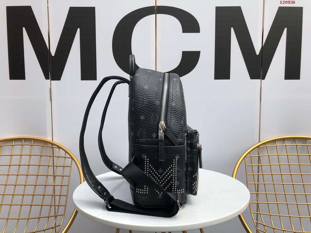 这一季的GuntaMStud背包是一款大 高仿MCM包包 精仿MCM女包 原版MCM女包 A货MCM女包 原单MCM女包 