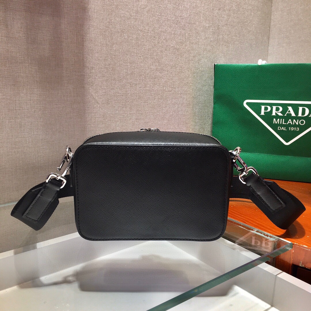 高仿普拉达男包 新款普拉达相机包2VH070 的新盒子造型相机包 