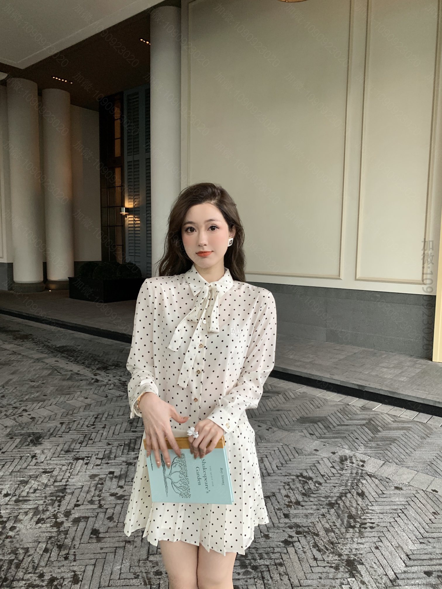 高仿缪缪女装 MIU MIU 缪缪23春夏新款波点系带装饰百褶长袖真丝连衣裙 