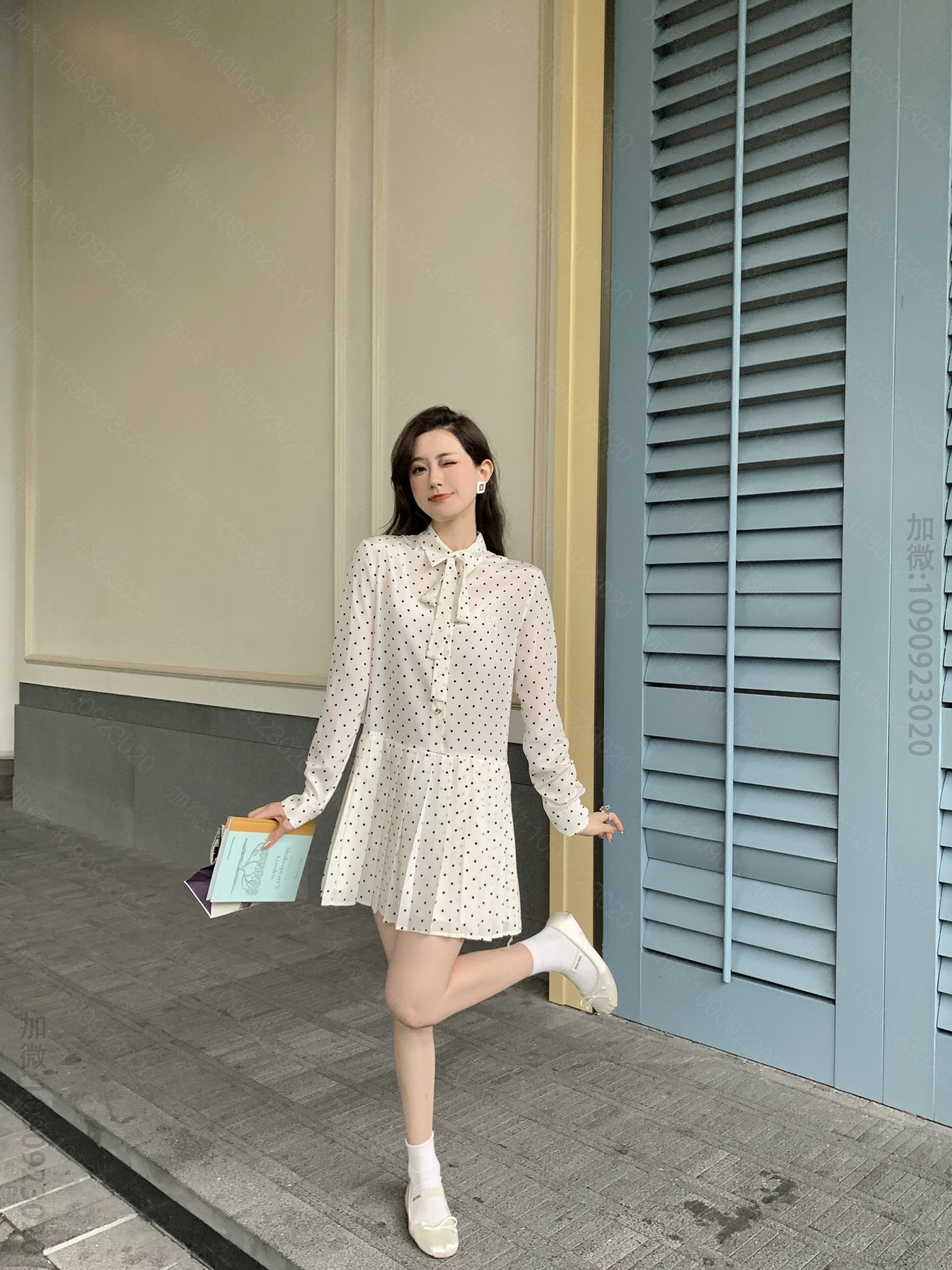 高仿缪缪女装 MIU MIU 缪缪23春夏新款波点系带装饰百褶长袖真丝连衣裙 