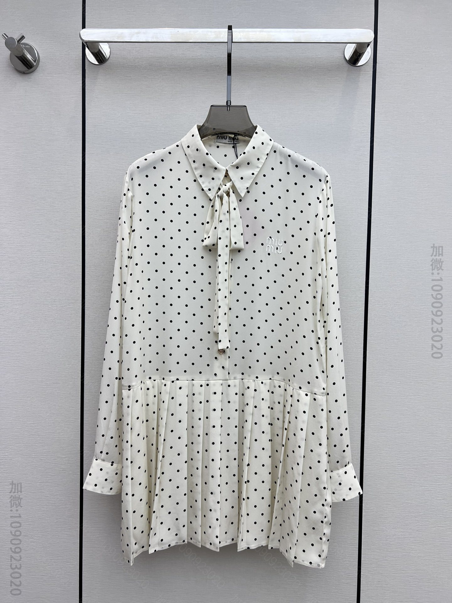 高仿缪缪女装 MIU MIU 缪缪23春夏新款波点系带装饰百褶长袖真丝连衣裙 