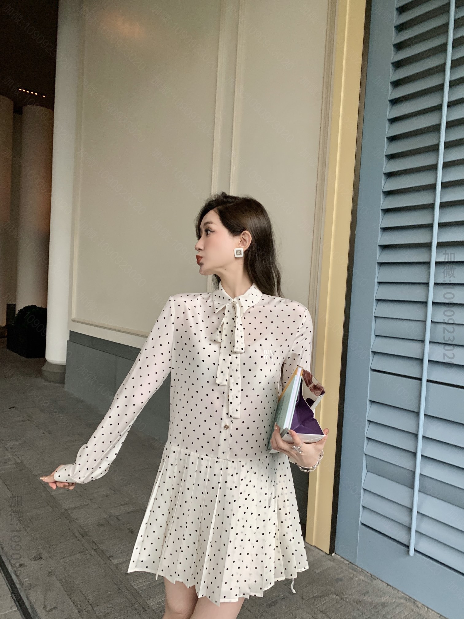 高仿缪缪女装 MIU MIU 缪缪23春夏新款波点系带装饰百褶长袖真丝连衣裙 