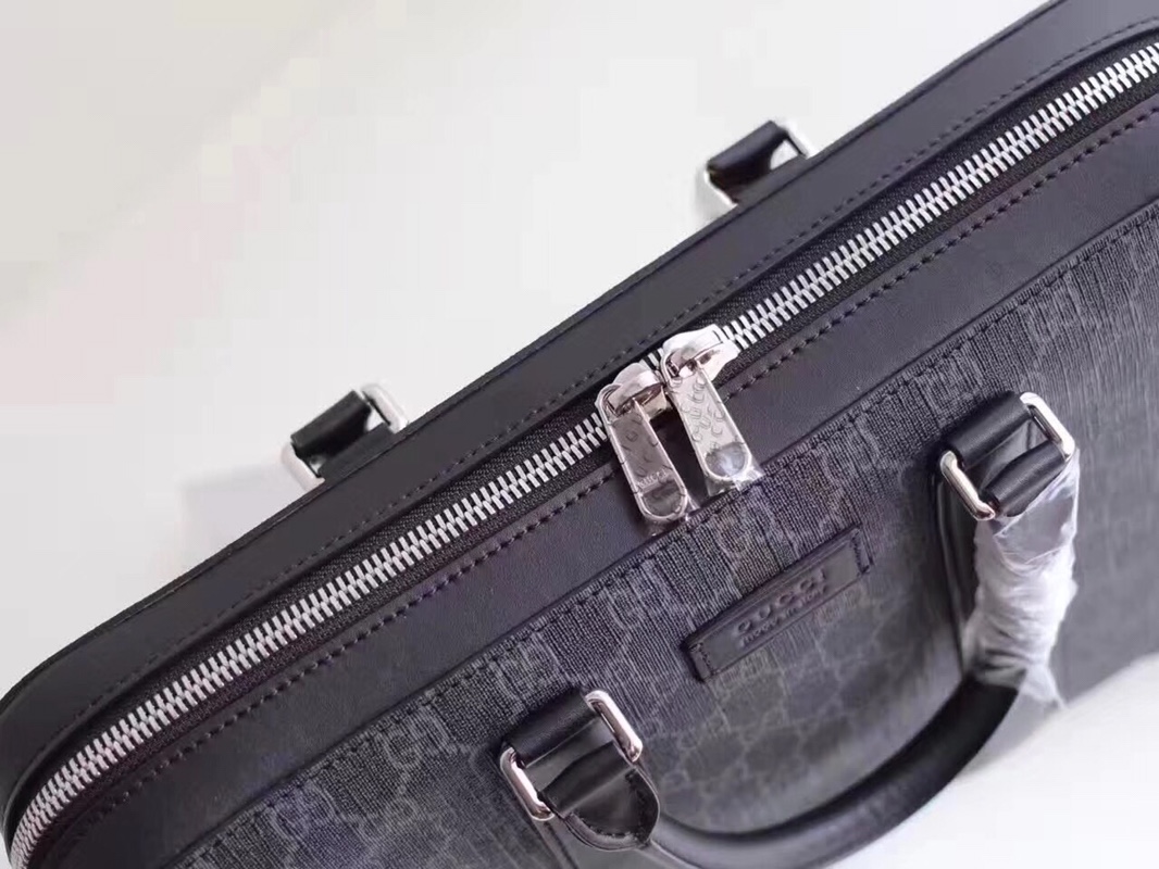 Gucci新品古驰公文包. 简洁大方的设计，内里电脑保护隔层. 舒适时尚的宽肩带 
