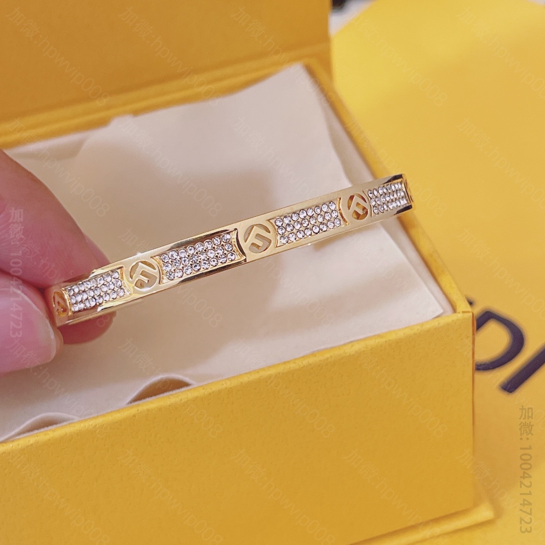 高仿芬迪饰品 F IS FENDI 手镯 硬质手镯，刻有F is Fendi标识造型装饰 