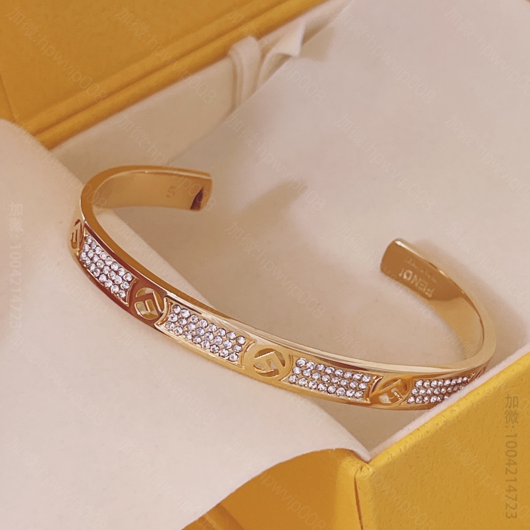 高仿芬迪饰品 F IS FENDI 手镯 硬质手镯，刻有F is Fendi标识造型装饰 