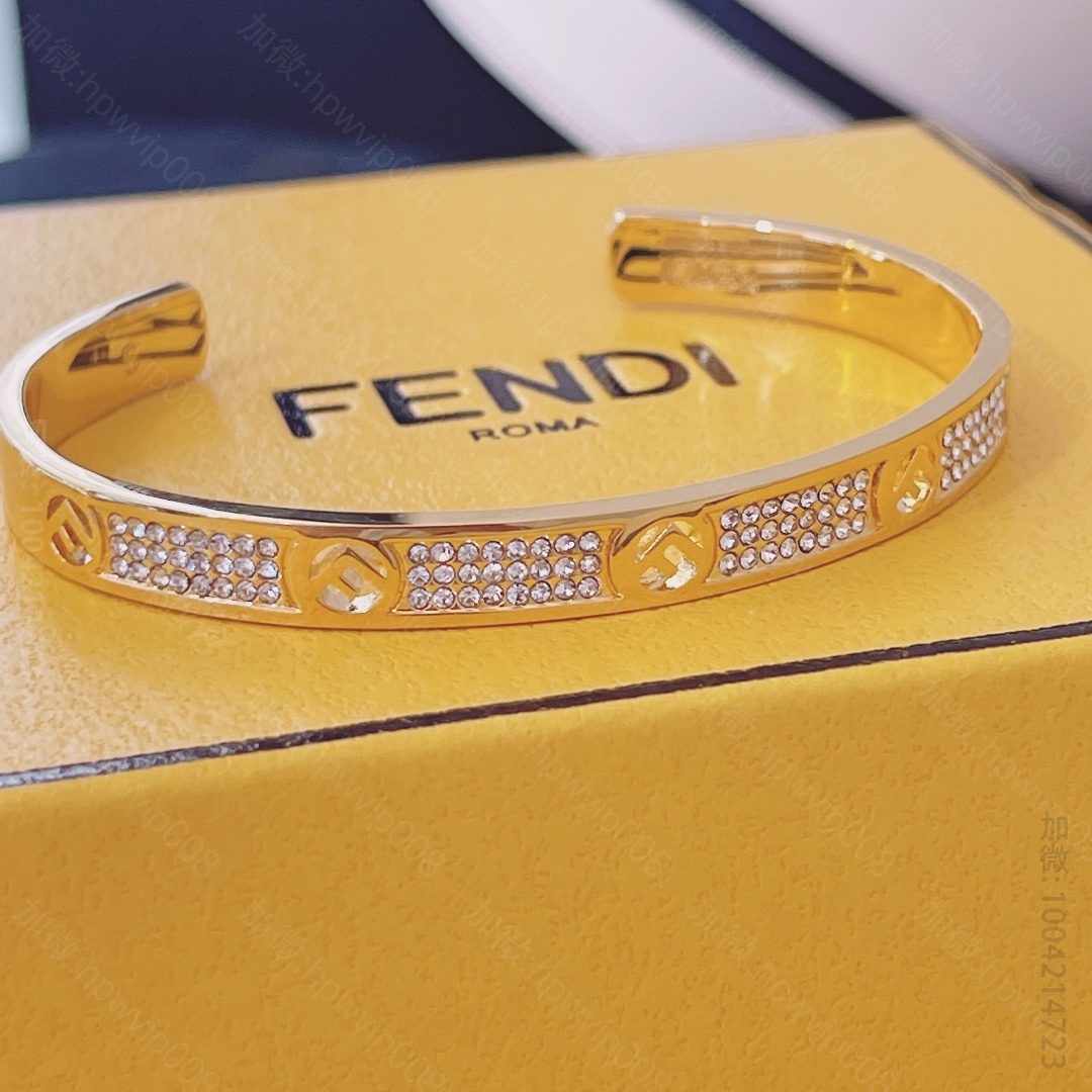 高仿芬迪饰品 F IS FENDI 手镯 硬质手镯，刻有F is Fendi标识造型装饰 
