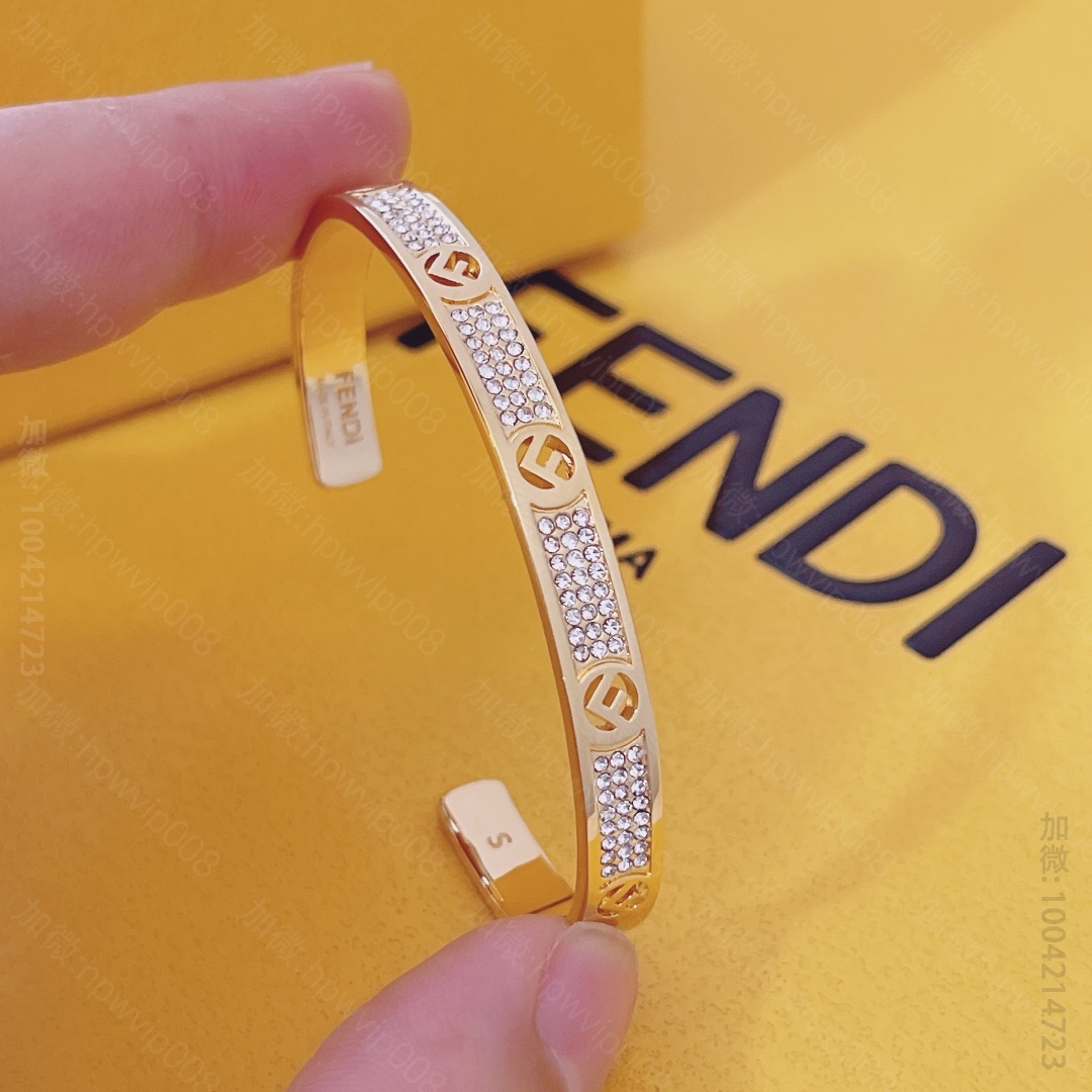 高仿芬迪饰品 F IS FENDI 手镯 硬质手镯，刻有F is Fendi标识造型装饰 