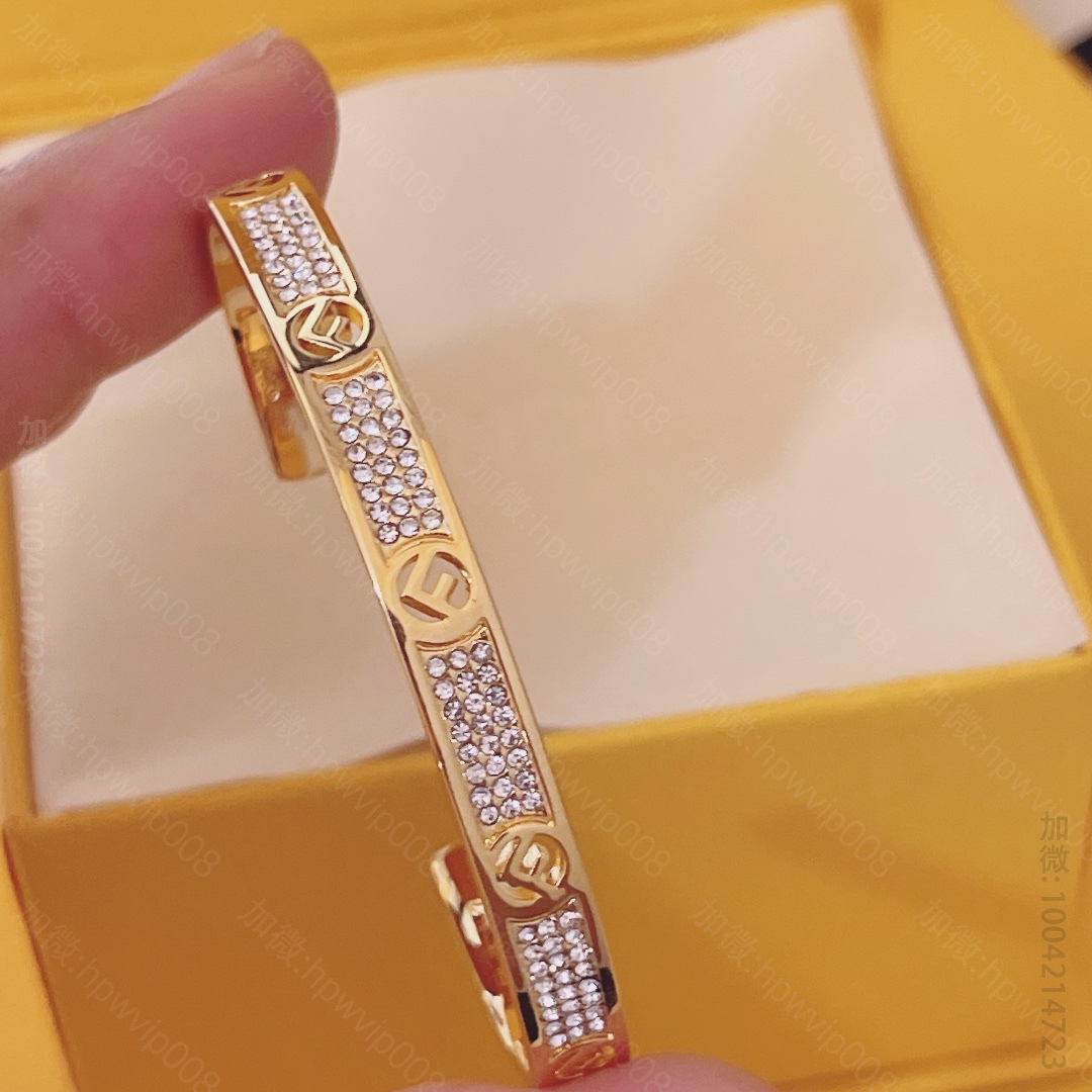 高仿芬迪饰品 F IS FENDI 手镯 硬质手镯，刻有F is Fendi标识造型装饰 