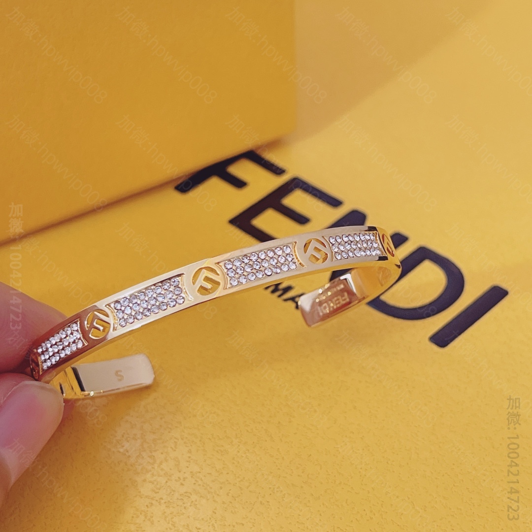 高仿芬迪饰品 F IS FENDI 手镯 硬质手镯，刻有F is Fendi标识造型装饰 