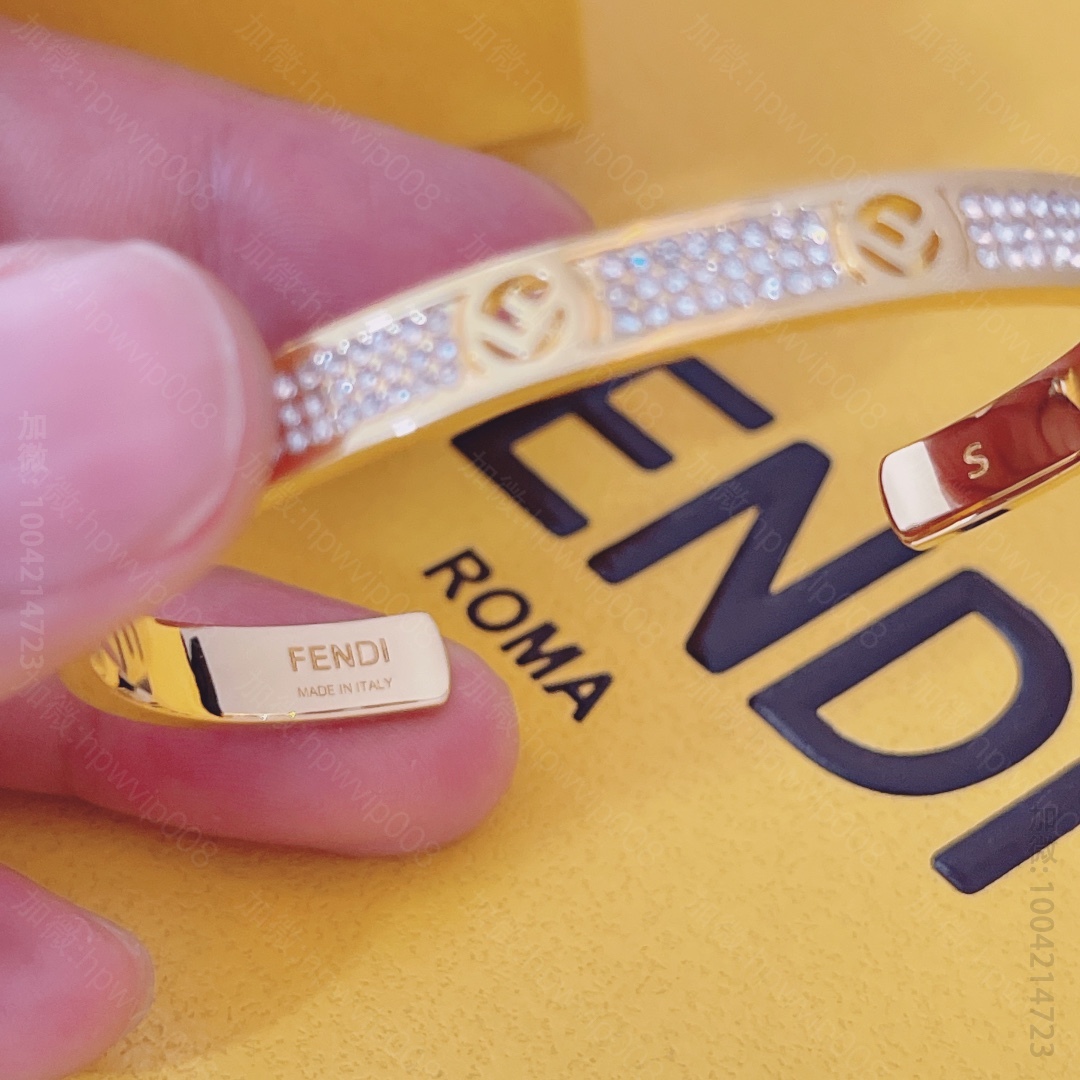 高仿芬迪饰品 F IS FENDI 手镯 硬质手镯，刻有F is Fendi标识造型装饰 