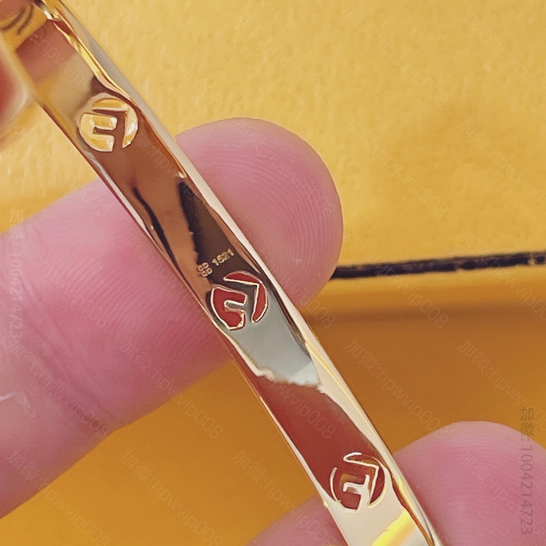 高仿芬迪饰品 F IS FENDI 手镯 硬质手镯，刻有F is Fendi标识造型装饰 