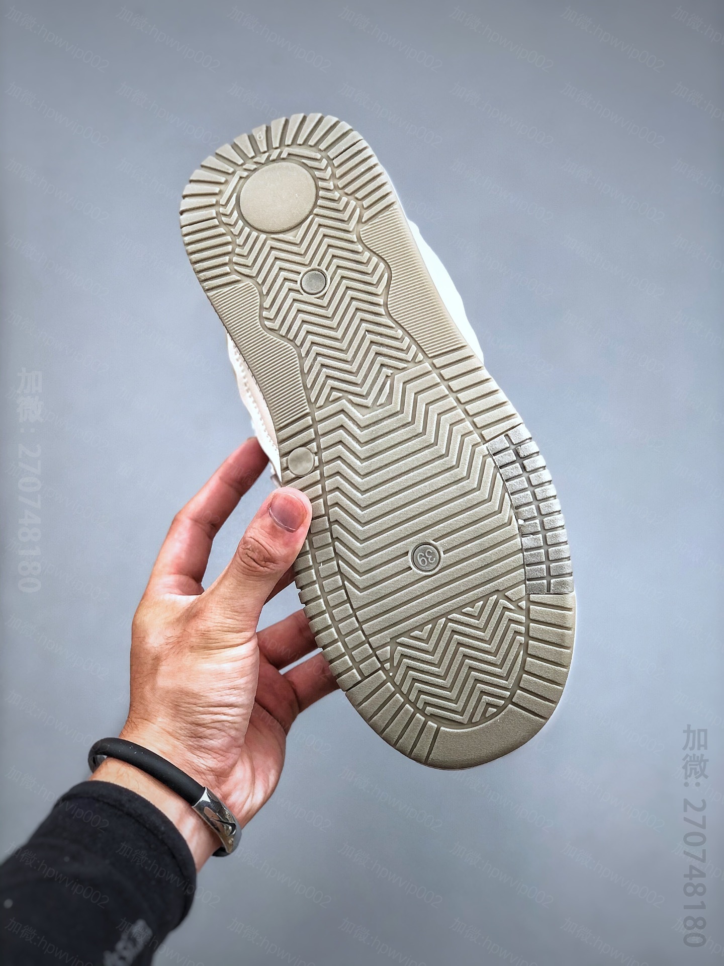 lv男士运动鞋 LOUIS VUITTON 路易威登米兰时装走秀款运动鞋 
