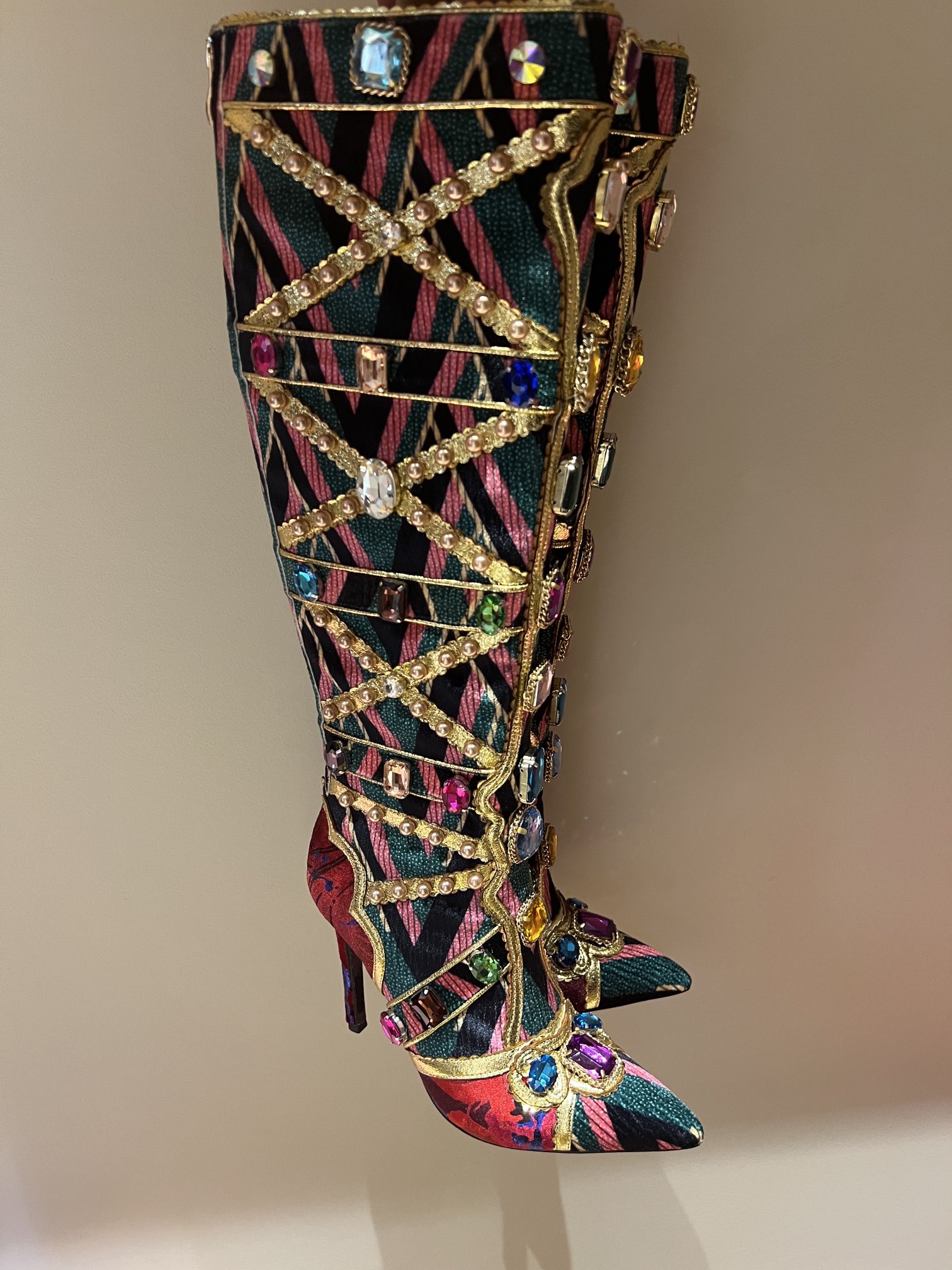 高仿杜嘉班纳女鞋 进口水钻系列超高跟尖头水钻复古印花装饰高跟靴 