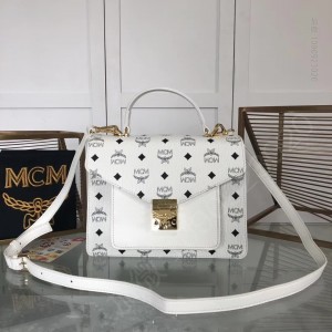 MCM新品速递这款结构鲜明的手挎包从P 高仿MCM包包 精仿MCM女包 原版MCM女包 A货MCM女包 原单MCM女包