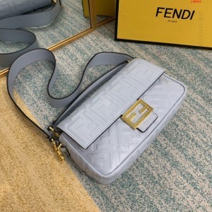 升级版Fendi标志性的Baguette中号 高仿芬迪包包 精仿芬迪女包 原版芬迪女包 A货芬迪女包 原单芬迪女包
