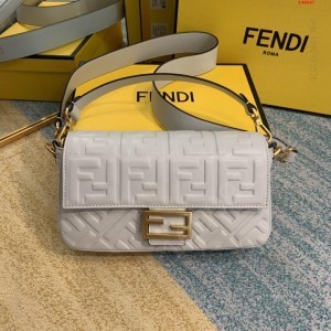 升级版Fendi标志性的Baguette中号 高仿芬迪包包 精仿芬迪女包 原版芬迪女包 A货芬迪女包 原单芬迪女包