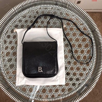 新款巴黎x家BALENXxxGA简单款斜挎包 高仿巴黎世家包包 精仿巴黎世家...