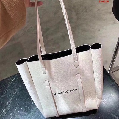 街拍图,高仿巴黎世家女包 高仿巴黎世家包包 精仿巴黎世家女包 原版巴黎世家女...